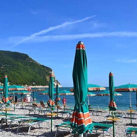 Via Pesaro A/C Apartment Марчели Екстериор снимка