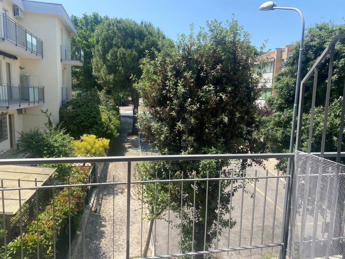 Via Pesaro A/C Apartment Марчели Екстериор снимка