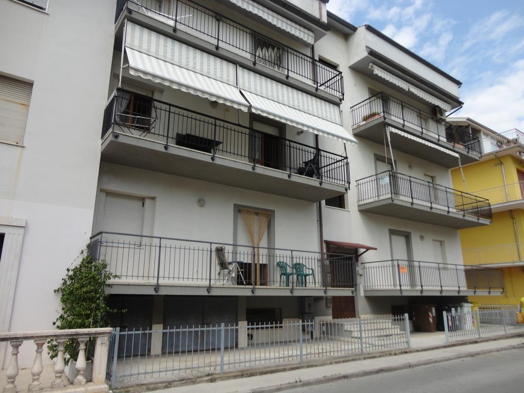 Via Pesaro A/C Apartment Марчели Екстериор снимка